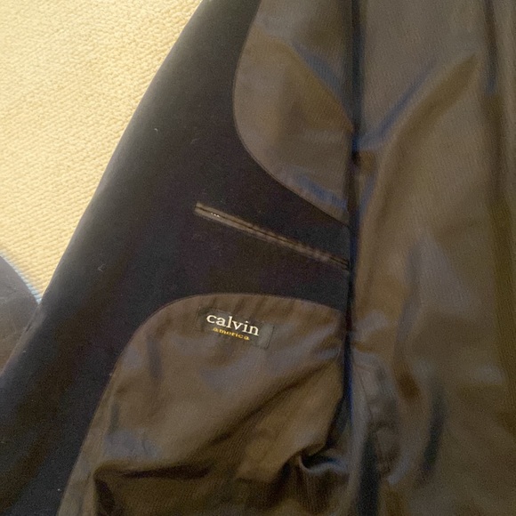 This is a vintage Calvin Klein velvet sports coat from the 1990’s - Picture 3 of 4